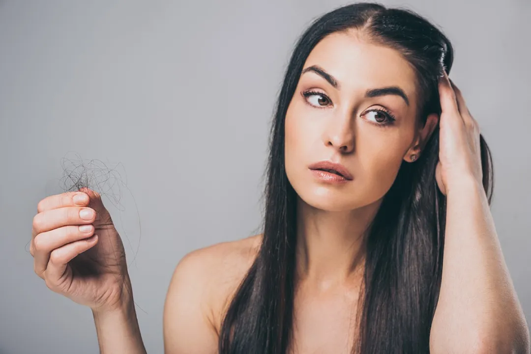 b2ap3_large_alopecia-mujeres-tipos-tratamiento ¿cómo es la alopecia en mujeres y qué tratamiento tiene? QMED, centros de injerto capilar y tratamientos capilares en España